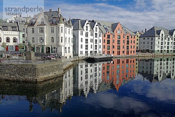 Häuser spiegeln sich im ruhigen Wasser eines kleines Hafens  Jugendstil  Architektur  Alesund  Norwegen  Europa