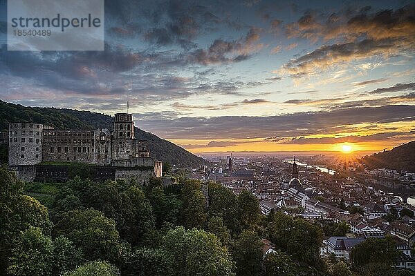 Die Stadt Heidelberg bei Sonnenuntergang zur goldenen Stunde  im Vordergrund das Schloss  im Hintergrund die Altstadt und der Fluss Neckar. Baden-Württemberg  Deutschland  Europa