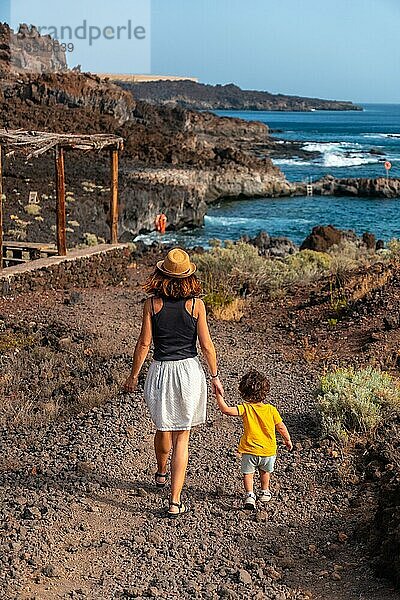 Mutter und Sohn im Urlaub am Strand von Tacoron auf El Hierro  Kanarische Inseln