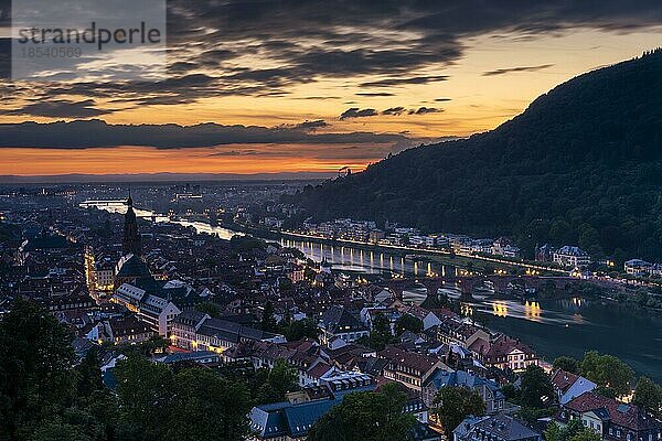 Die Stadt Heidelberg nach Sonnenuntergang  die Altstadt  der Fluss Neckar mit der Alten Brücke (Karl-Theodor-Brücke)  rechts der Heiligenberg. Baden-Württemberg  Deutschland  Europa