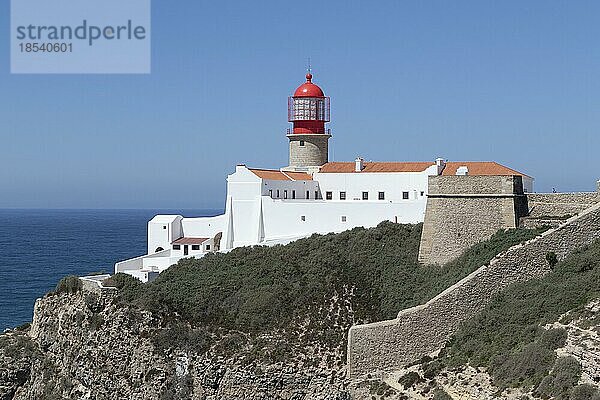 Historischer Leuchtturm am Kap Cabo de São Vicente  südwestlichsten Punkt des europäischen Festlands nahe Sagres  Faro-Distrikt  Algarve  Portugal  Europa