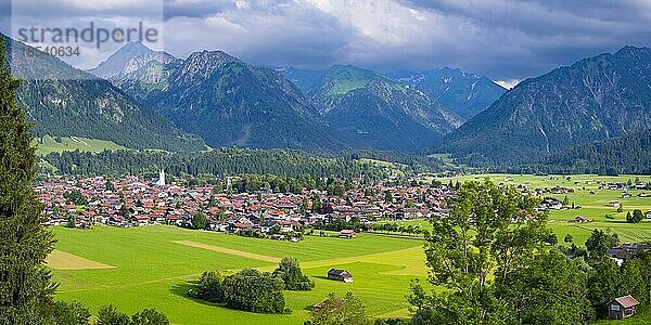 Oberstdorf  dahinter Schattenberg  1845m  Riffenkopf  1748m  Kegelkopf  1960m und Himmelschrofen  1790m  Allgäuer Alpen  Allgäu  Bayern  Deutschland  Europa