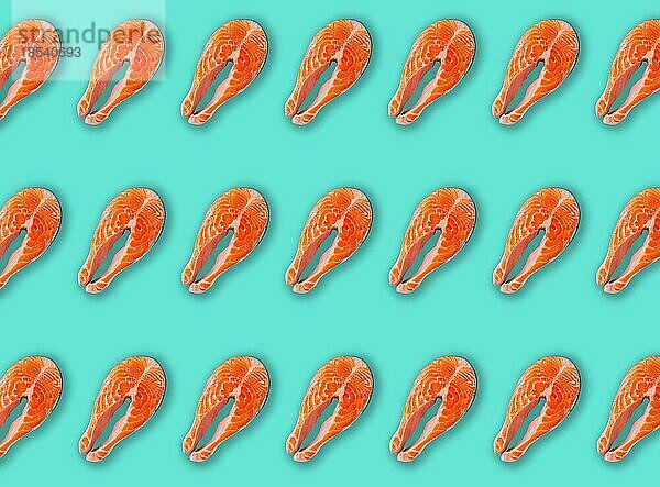 Minimalist Muster aus rohem frischem Fisch Lachs Steak Draufsicht auf blaün sauberen Hintergrund von oben  Delikatesse gesunden Fisch essen und Ernährung Konzept flach legen