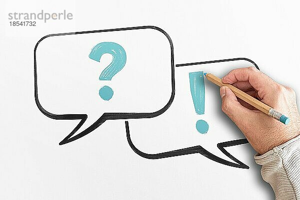Fragen und Antworten Konzept mit Draufsicht von Hand Zeichnung Fragezeichen und Ausrufezeichen in Sprechblasen
