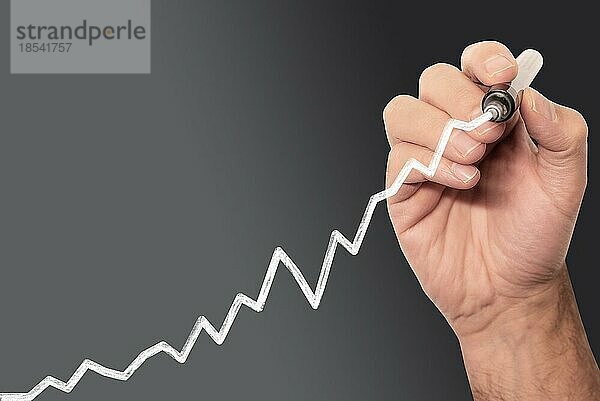 Hand hält Marker Stift Zeichnung Wachstum Diagramm auf transparenten Whiteboard  geschäftlichen Erfolg und finanzielles Wachstum Konzept