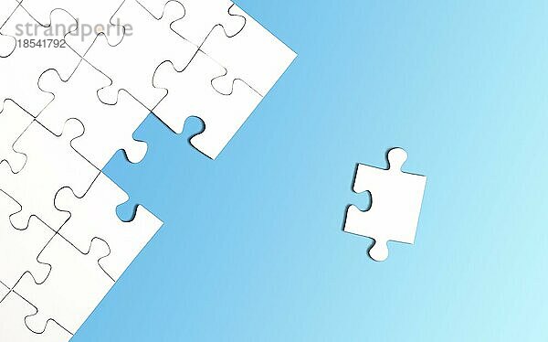 Draufsicht auf ein unvollständiges Puzzle mit einem übrig gebliebenen Teil auf hellblauem Hintergrund  Erledigung einer Aufgabe oder Lösung eines Problemkonzepts