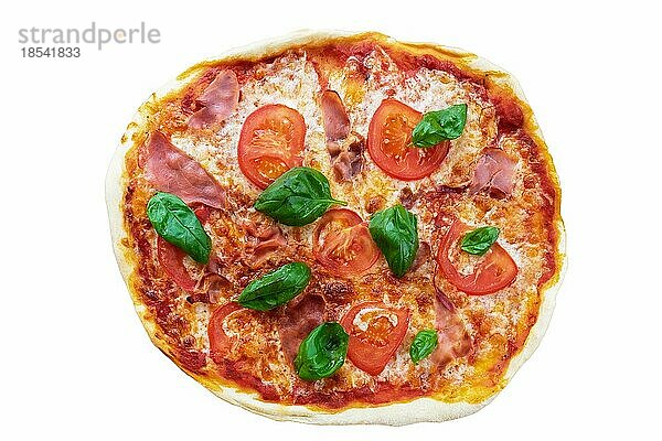 Draufsicht auf frische hausgemachte Pizza mit Serrano-Schinken  Tomatenscheiben und Basilikum vor weißem Hintergrund