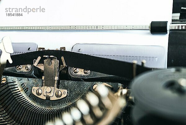 Nahaufnahme einer alten manuellen Schreibmaschine und einer Seite Papier mit Kopierbereich
