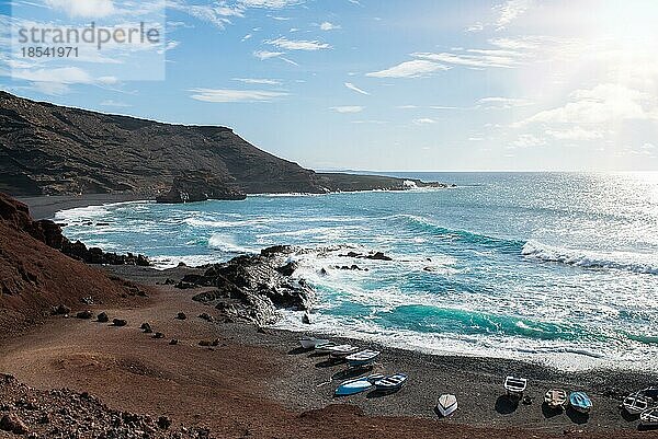 Schöne Küstenlandschaft in der Nähe von El Golfo  Lanzarote  vor unruhigem blauem Meer und klarem Himmel