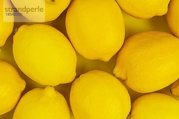Draufsicht auf reife Zitronen auf gelbem Hintergrund