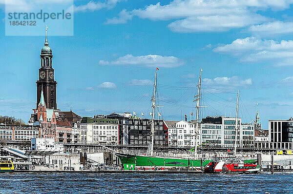 Hafen und Uferpromenade in Hamburg  Deutschland  gegen blaün Himmel an einem sonnigen Tag  Europa