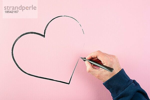 Handzeichnung Herzform mit Filzstift auf rosa Hintergrund  Liebe und Zuneigung Konzept