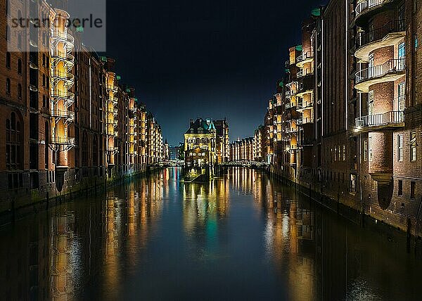 Langzeitbelichtung des Kanals in der alten Speicherstadt in Hamburg  Deutschland bei Nacht