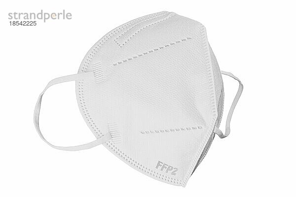 FFP2 Atemschutzmaske vor weißem Hintergrund  Schutzmaske zum Schutz vor Coronavirus-Infektionen