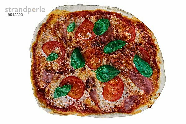 Direkt über Ansicht der frischen rustikalen hausgemachte italienische Pizza vor weißem Hintergrund