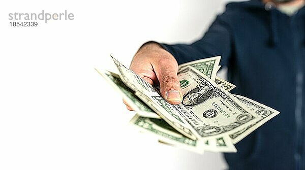 Vorderansicht des Mittelteils eines kaukasischen Mannes  der jemandem Geld anbietet oder übergibt  vor weißem Hintergrund