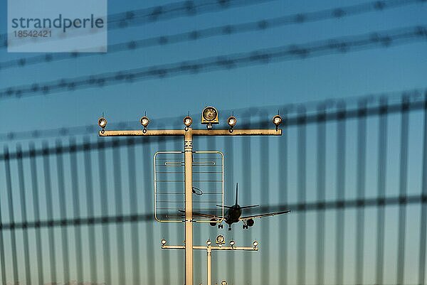 Tiefwinkelansicht des Verkehrsflugzeugs  das sich dem Flughafen nähert  um gegen den blauen Himmel zu landen