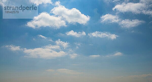 Schönen blaün Himmel mit Wolken am Sommertag  Himmel Ersatz Hintergrund