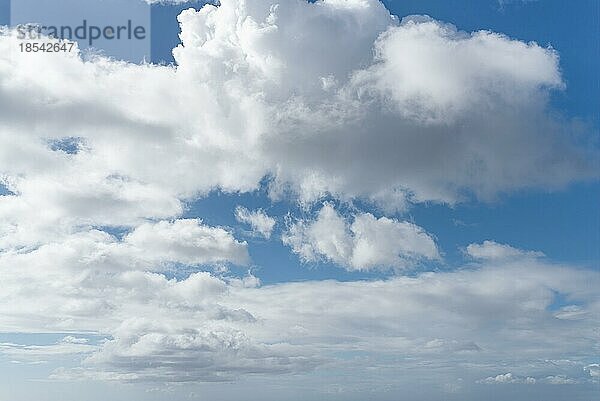 Schönen blaün Himmel mit Wolken am Sommertag  Himmel Ersatz Hintergrund