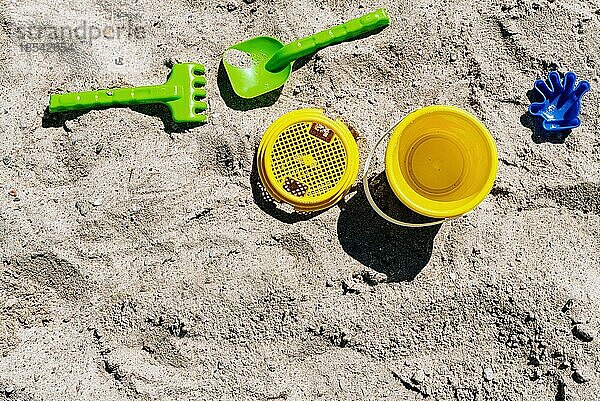 Direkt über der Ansicht von Sandspielzeug am Strand
