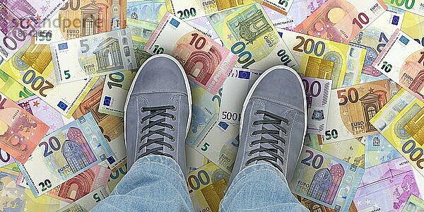 Das Geld liegt auf der Straße Eine Person steht auf Euro-Banknoten