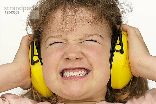 Lärm nervt! Kind trägt Gehörschutz. Noise sucks! Child wears hearing protection