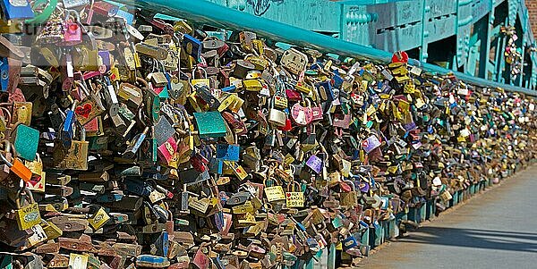 Viele Liebesschlösser auf der Tumski-Brücke in Breslau