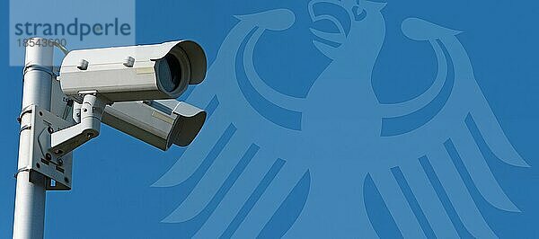 Überwachungsstaat - Moderne Überwachungskameras mit Bundesadler im Hintergrund