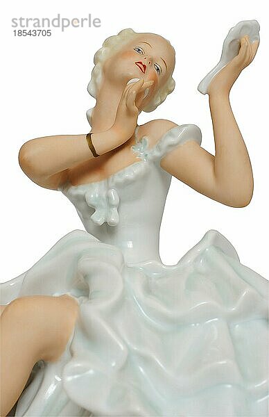 Freigestellte Porzellanfigur: Frau mit Spiegel in der Hand