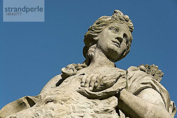 Barocke Statue  Artemis Göttin der Jagd  des Waldes  der Geburt und des Mondes. Artemis goddess of hunting  baroque statue