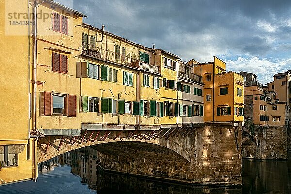 FLORENZ  TOSKANA/ITALIEN - 18. OKTOBER : Blick auf Gebäude entlang und auf der anderen Seite des Flusses Arno in Florenz am 18. Oktober 2019. Drei nicht identifizierte Personen
