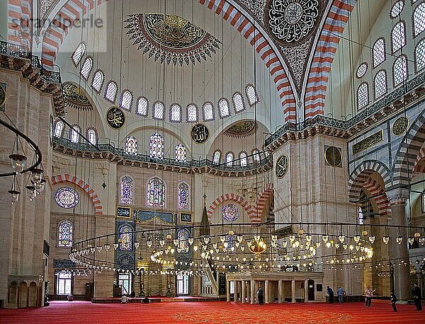 ISTANBUL  TÜRKEI - 28. MAI: Innenansicht der Süleymaniye-Moschee in Istanbul  Türkei  am 28. Mai 2018. Nicht identifizierte Personen  Asien