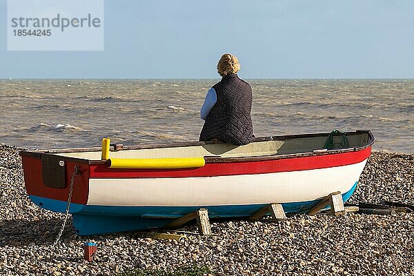 WORTHING  WEST SUSSEX/UK - 13. NOVEMBER : Eine Frau sitzt in einem Ruderboot in Worthing  West Sussex  am 13. November 2018. Eine nicht identifizierte Frau