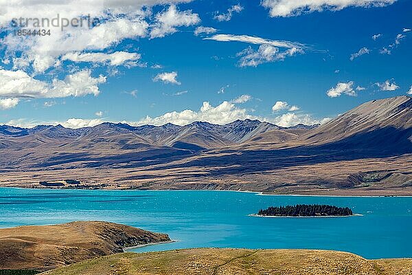 Blick auf den farbenprächtigen Lake Tekapo