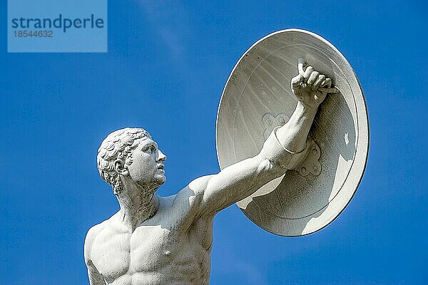 Statue eines nackten männlichen Kriegers im Schloss Charlottenburg in Berlin