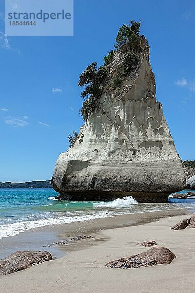 Ungewöhnliche Felsformation bei Cathedral Cove auf der Coromandel-Halbinsel