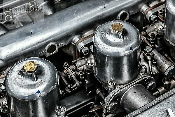 Vergaser unter der Motorhaube eines alten Jaguar-Sportwagens