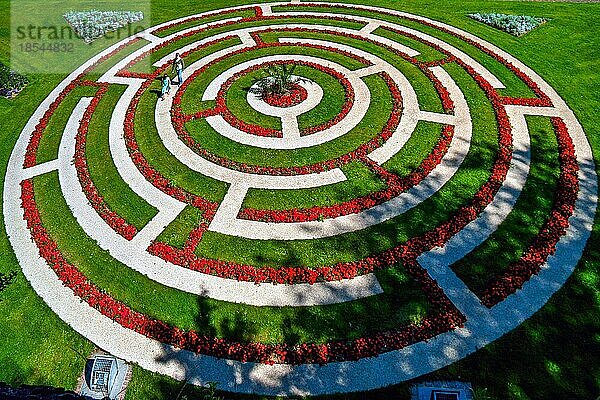 Zwei junge Mädchen erkunden ein Labyrinth in Boulogne