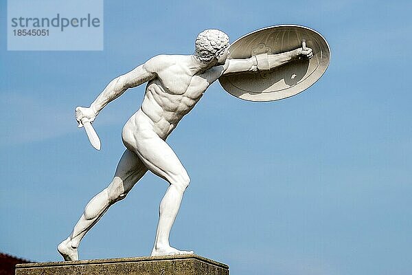 Statue eines nackten männlichen Kriegers im Schloss Charlottenburg in Berlin