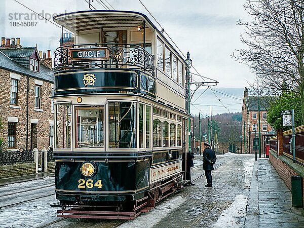 STANLEY  COUNTY DURHAM/UK - 20. JANUAR : Alte Straßenbahn im North of England Open Air Museum in Stanley  Grafschaft Durham  am 20. Januar 2018. Nicht identifizierte Personen