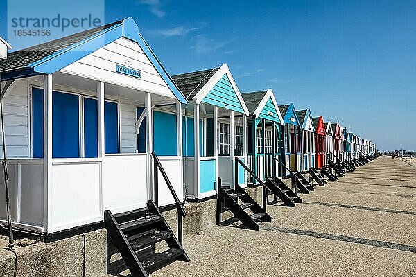 Bunte Strandhütten am Strand von Southwold