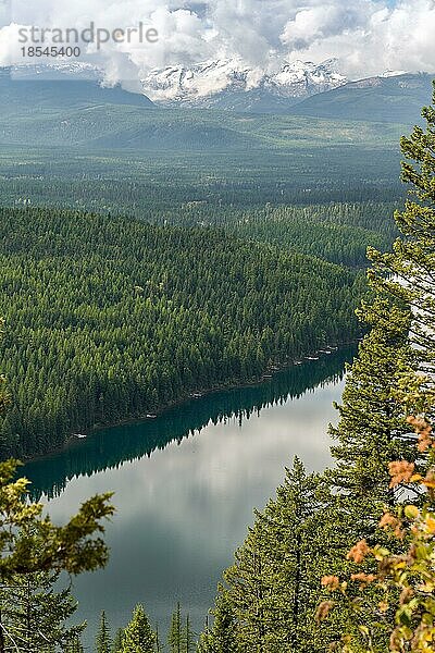 Herbstliche Aussicht auf den Holland Lake in Montana