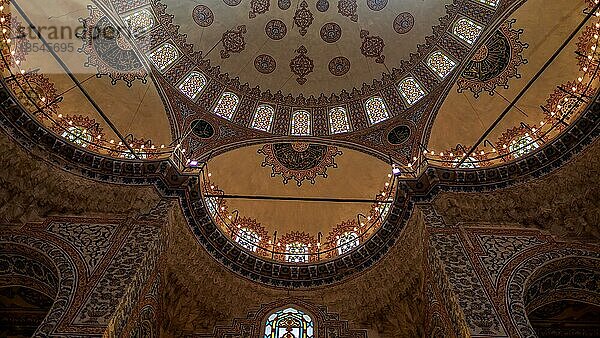ISTANBUL  TÜRKEI - 26. MAI : Innenansicht der Blaün Moschee in Istanbul  Türkei  am 26. Mai 2018  Asien