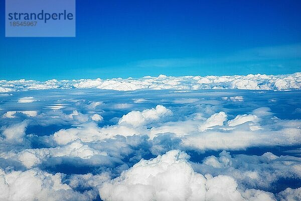 Bild eines blaün Himmels über den Wolken