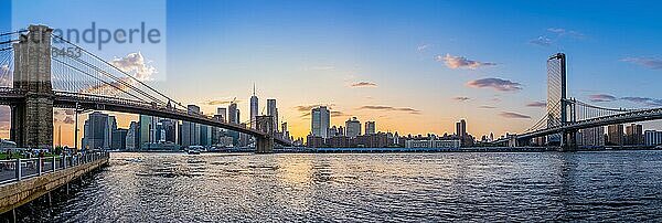 Panoramablick auf Lower Manhattan bei Sonnenuntergang