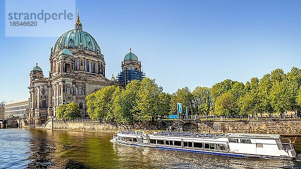 Der berühmte berliner dom an einem sonnigen tag  deutschland