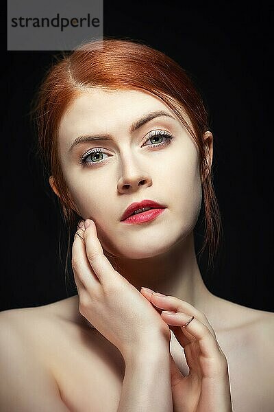 Porträt einer schönen Frau mit roten Haaren