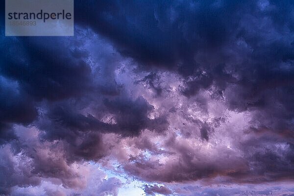 Dunkle Wolken am Himmel vor einem Gewitter. Die Wolken fließen schnell am Himmel