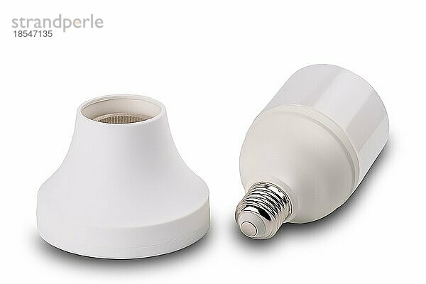 Weiße Kunststoff-Fassung und LED-Lampe vor weißem Hintergrund mit Clipping-Pfad. Led-Glühbirne verwenden viel weniger Energie als Glühbirnen