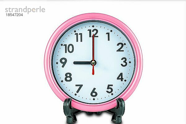 Schöne rosa Uhr zeigen Zeit von neun Uhr vor weißem Hintergrund mit Clipping-Pfad